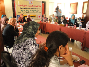 مركز الأبحاث ينفذ منتدى حواري حول قضايا المرأة وتبعات العنف العائلي