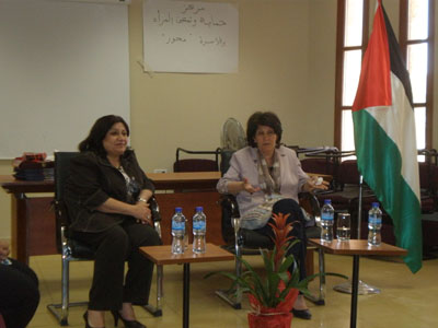 احتفال بانتهاء الدورة التدريبية لموظفات مشروع مركز “حياة” لحماية وتمكين النساء والعائلات في مركز “محور”  ببيت ساحور