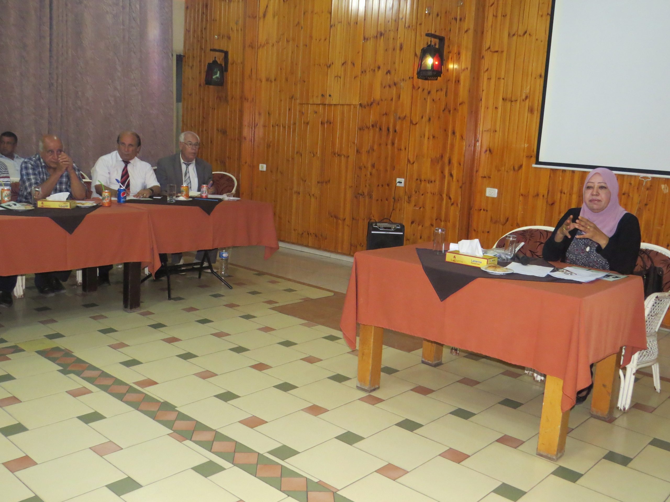 خلال لقاء مجتمعي نفذه مركز الأبحاث والاستشارات القانونية للمرأة  رجال الإصلاح والمخاتير في قطاع غزة يؤيدون وجود نظام للأموال المشتركة بين الزوجين