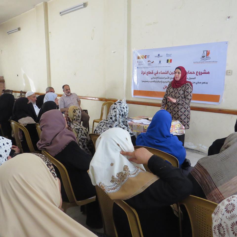 مركز الأبحاث والاستشارات القانونية والحماية للمرأة يواصل عمله بتنفيذ ورشات العمل الميدانية ضمن مشروع ” حماية وتمكين النساء في قطاع غزة”