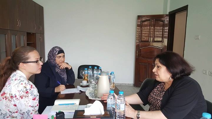 مسؤولة مبادرة النوع الاجتماعي في الأونروا السيدة لومي يونغ تجتمع مع مديرة مركز الأبحاث والاستشارات القانونية والحماية للمرأة الاستاذة زينب الغنيمي